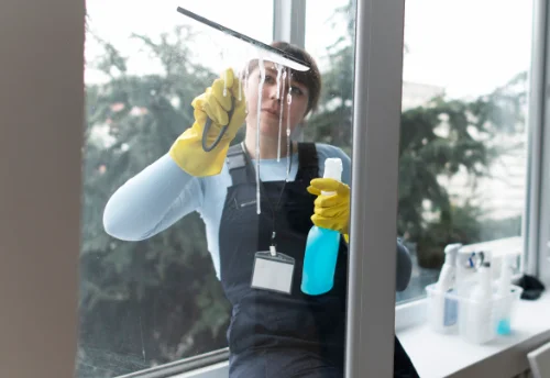 Nettoyage de vitres intérieures et extérieures à Marboué
